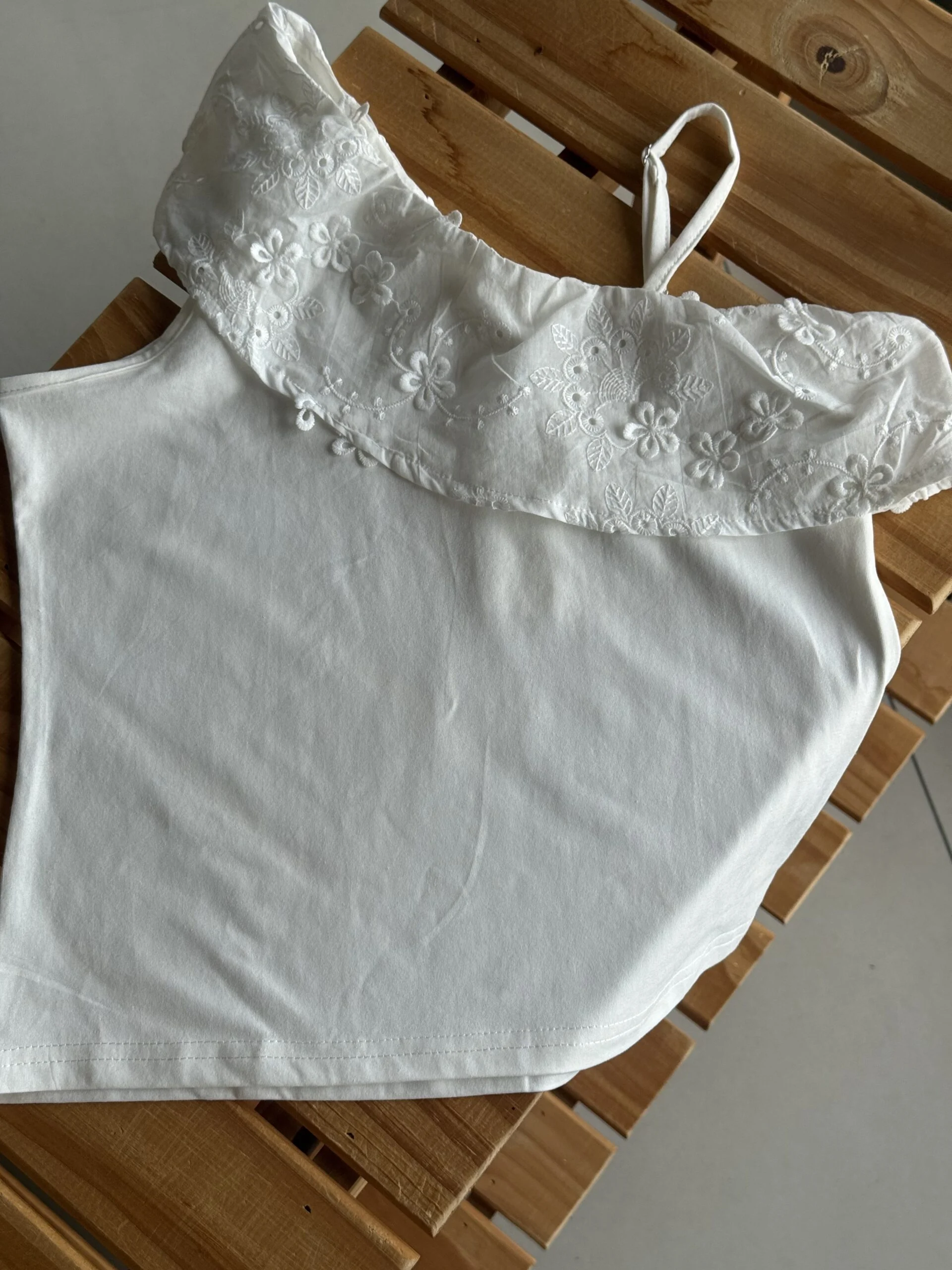 BLUSA ASIMÉTRICA BLANCA . LÍNEA IMPORTADA