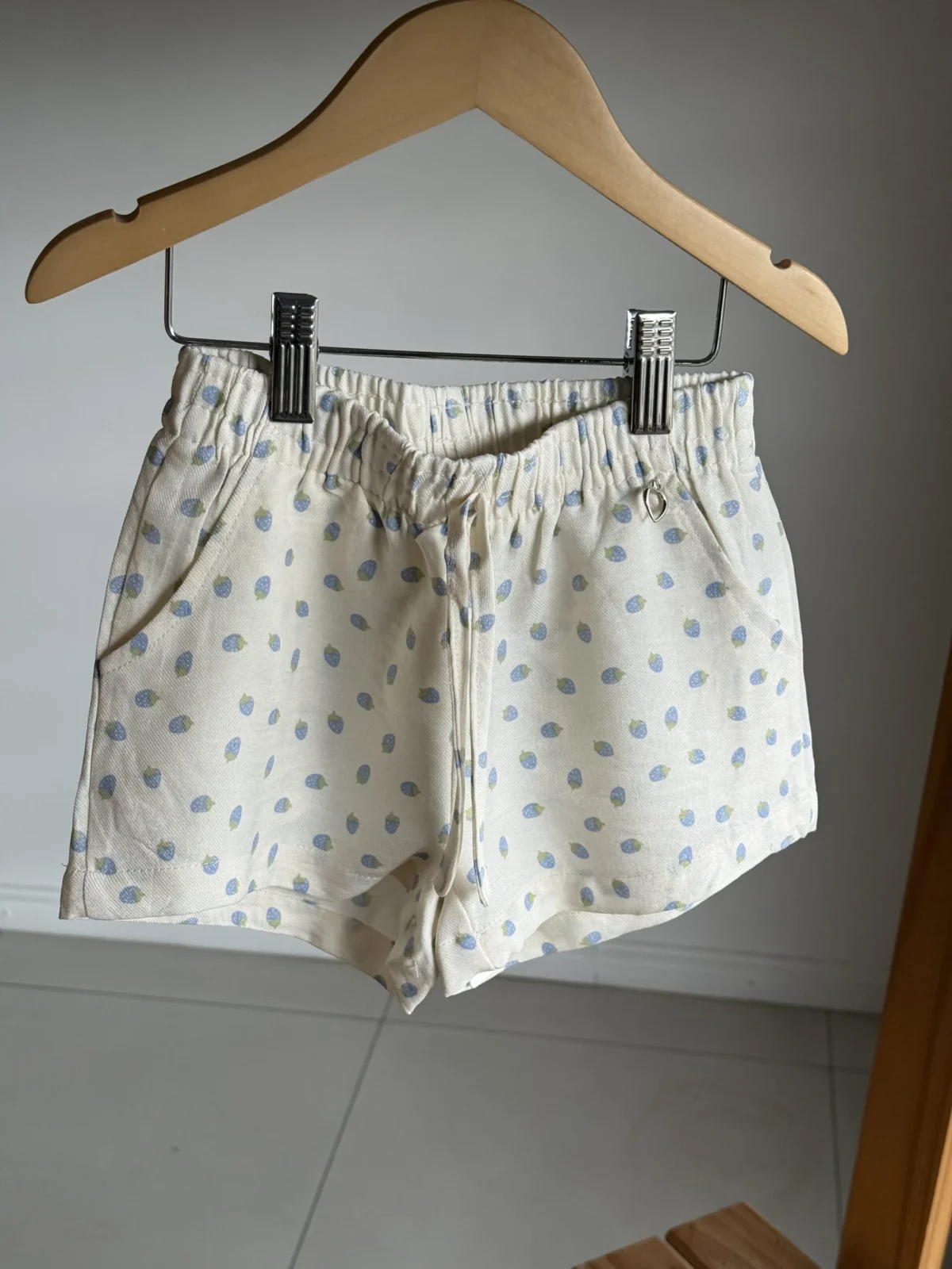 SHORT FRUTILLA CELESTE . LÍNEA IMPORTADA
