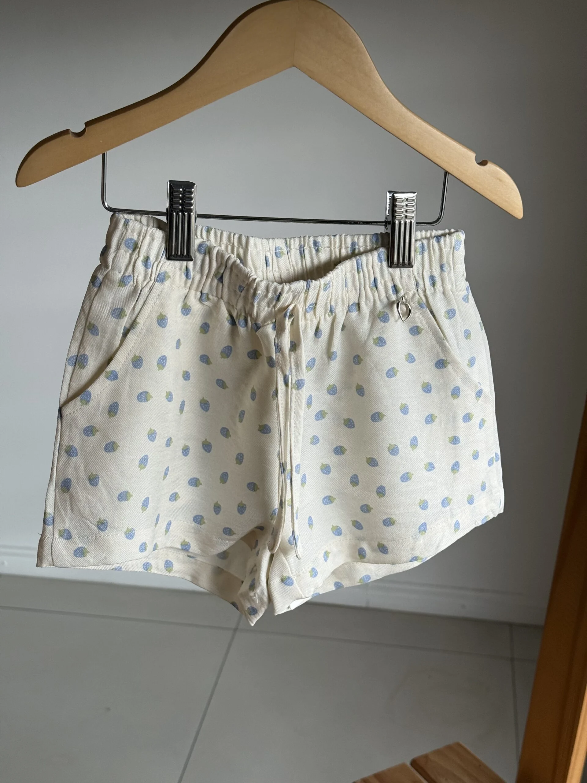 SHORT FRUTILLA CELESTE . LÍNEA IMPORTADA