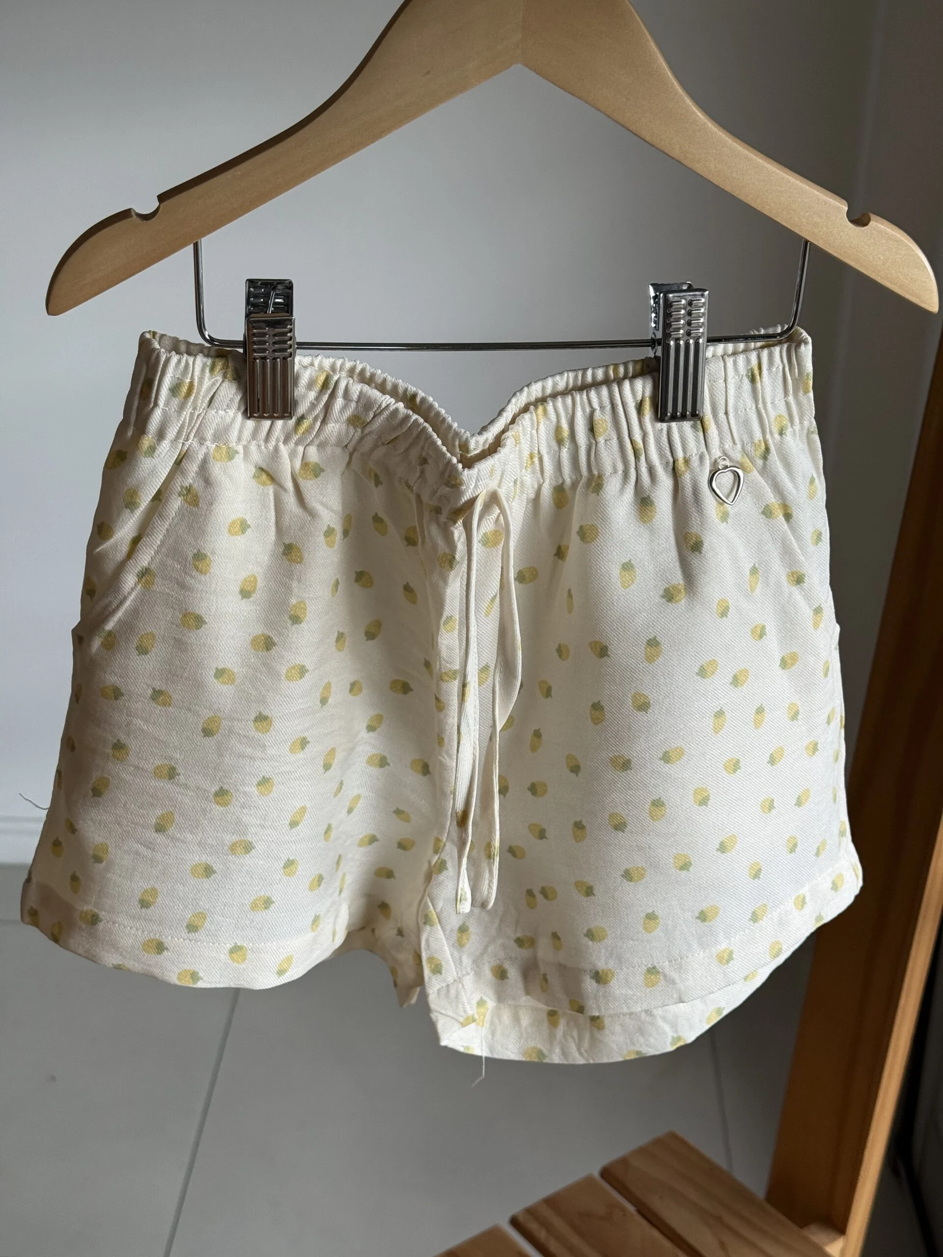 SHORT FRUTILLA AMARILLO. LÍNEA IMPORTADA