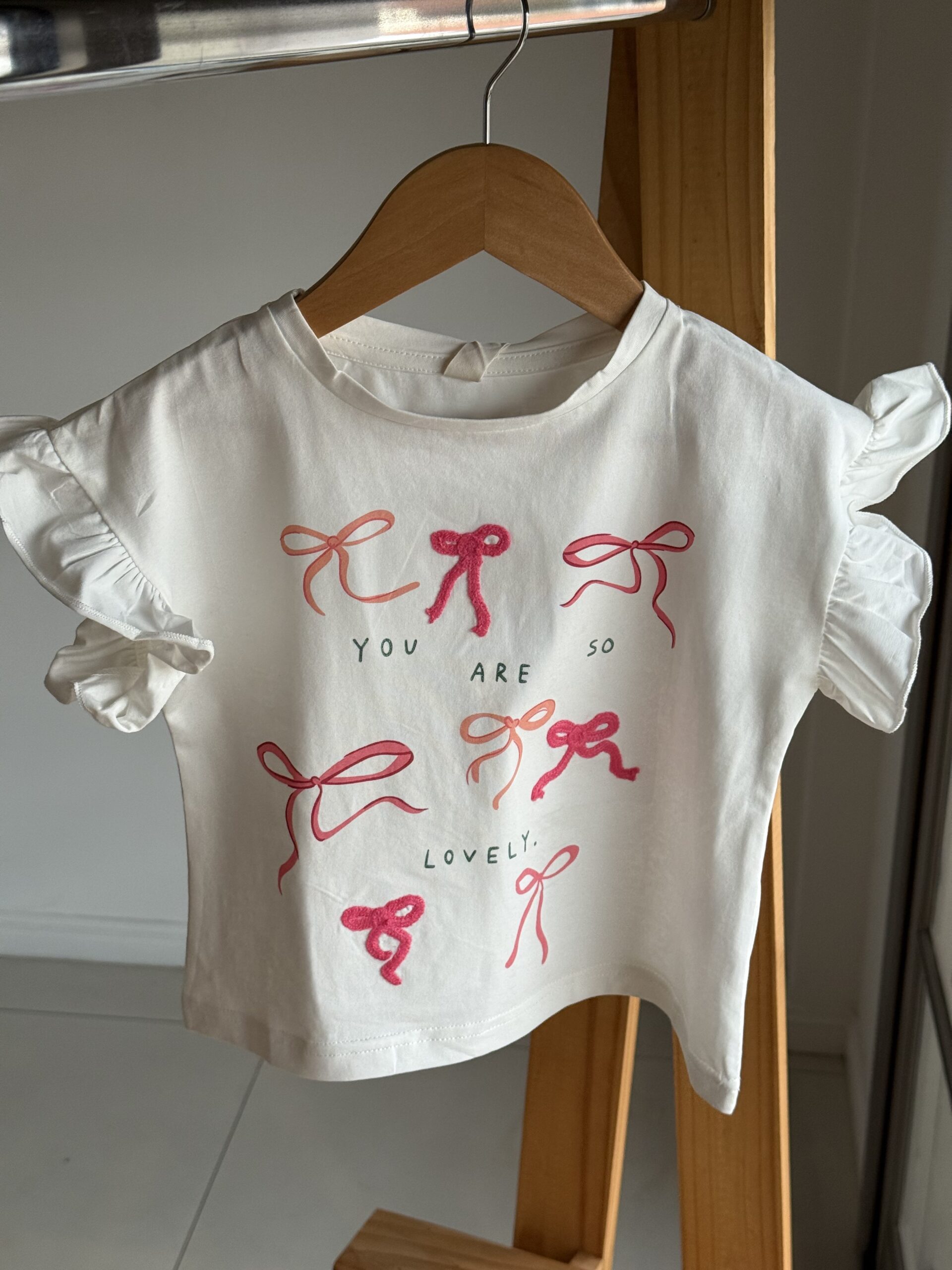 REMERA MOÑO BLANCA. LÍNEA IMPORTADA