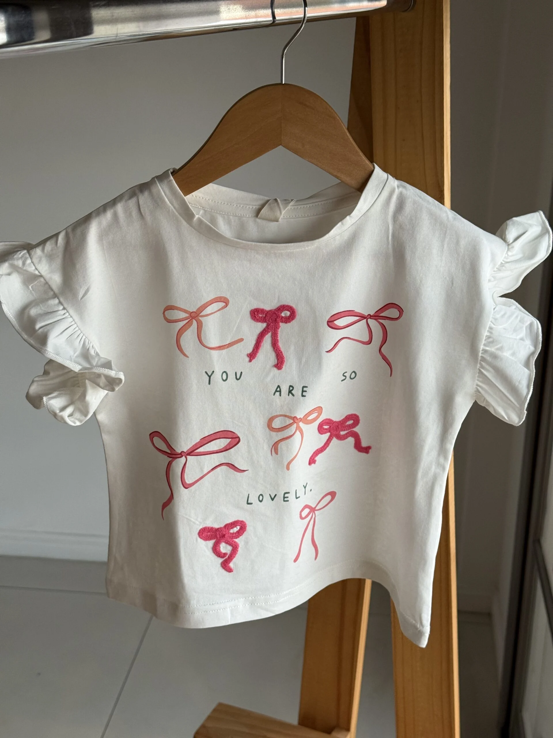 REMERA MOÑO BLANCA. LÍNEA IMPORTADA