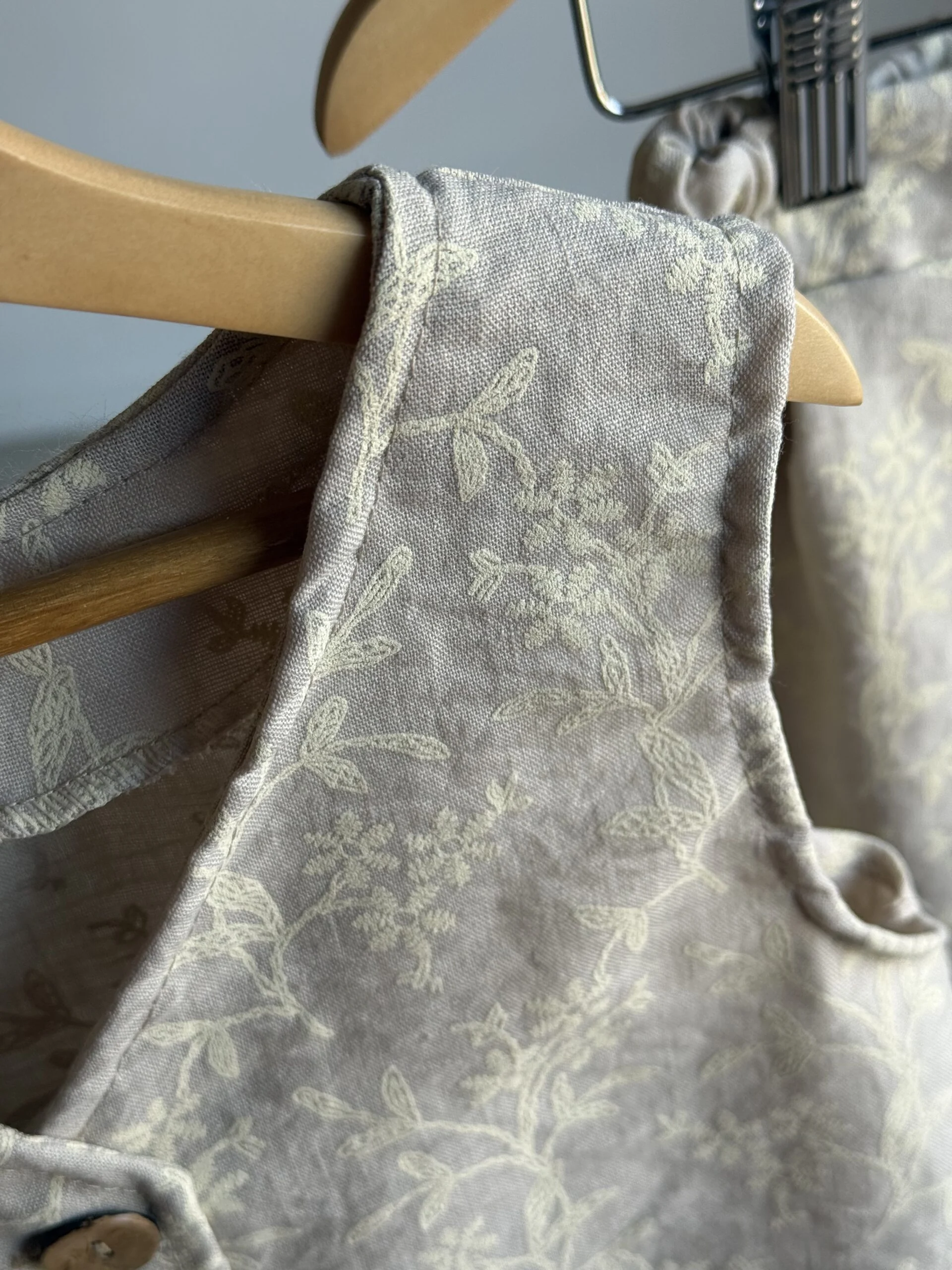 CONJUNTO SASTRERO LINO  BORDADO BEIGE - Imagen 3
