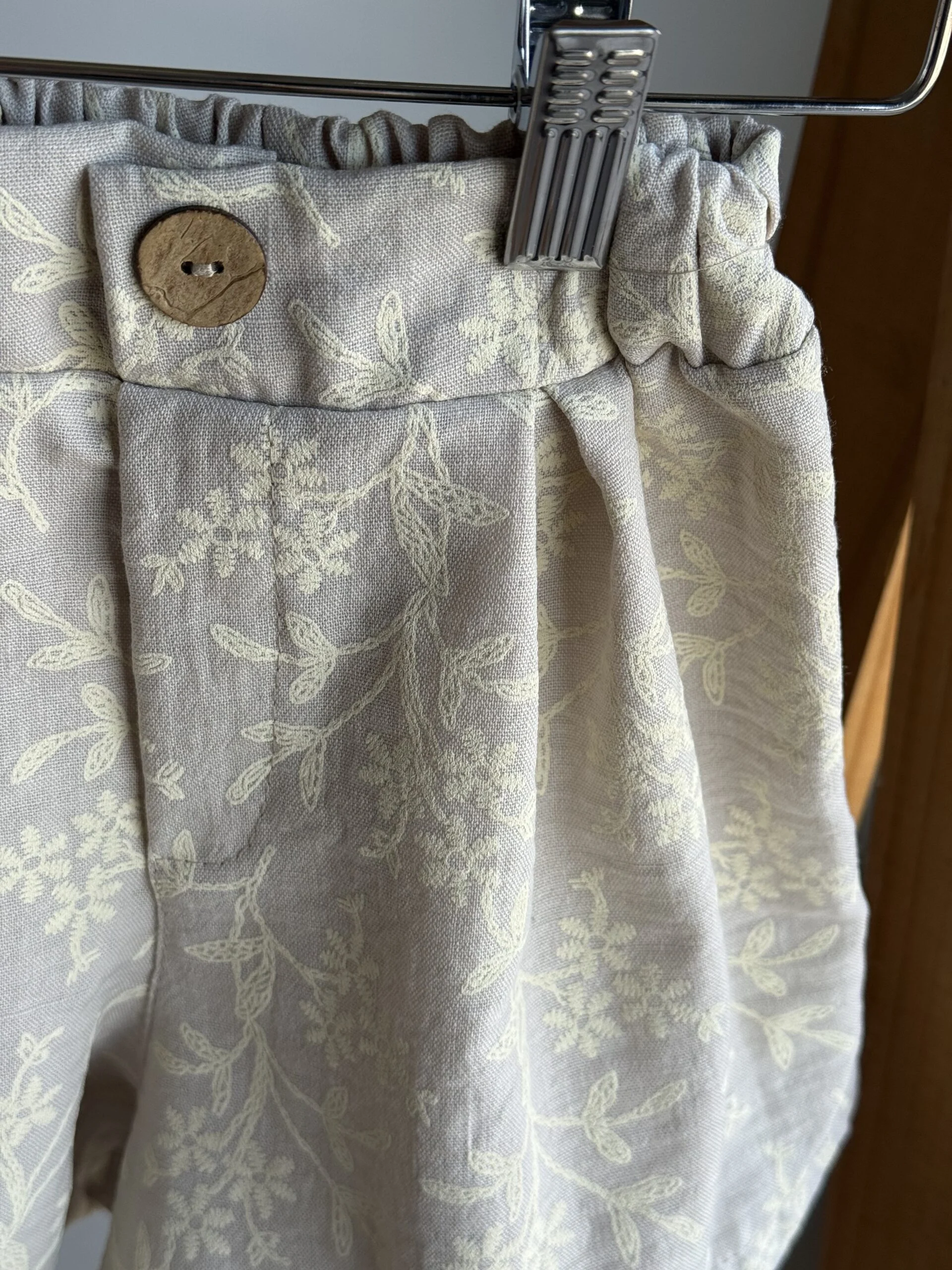 CONJUNTO SASTRERO LINO  BORDADO BEIGE - Imagen 2