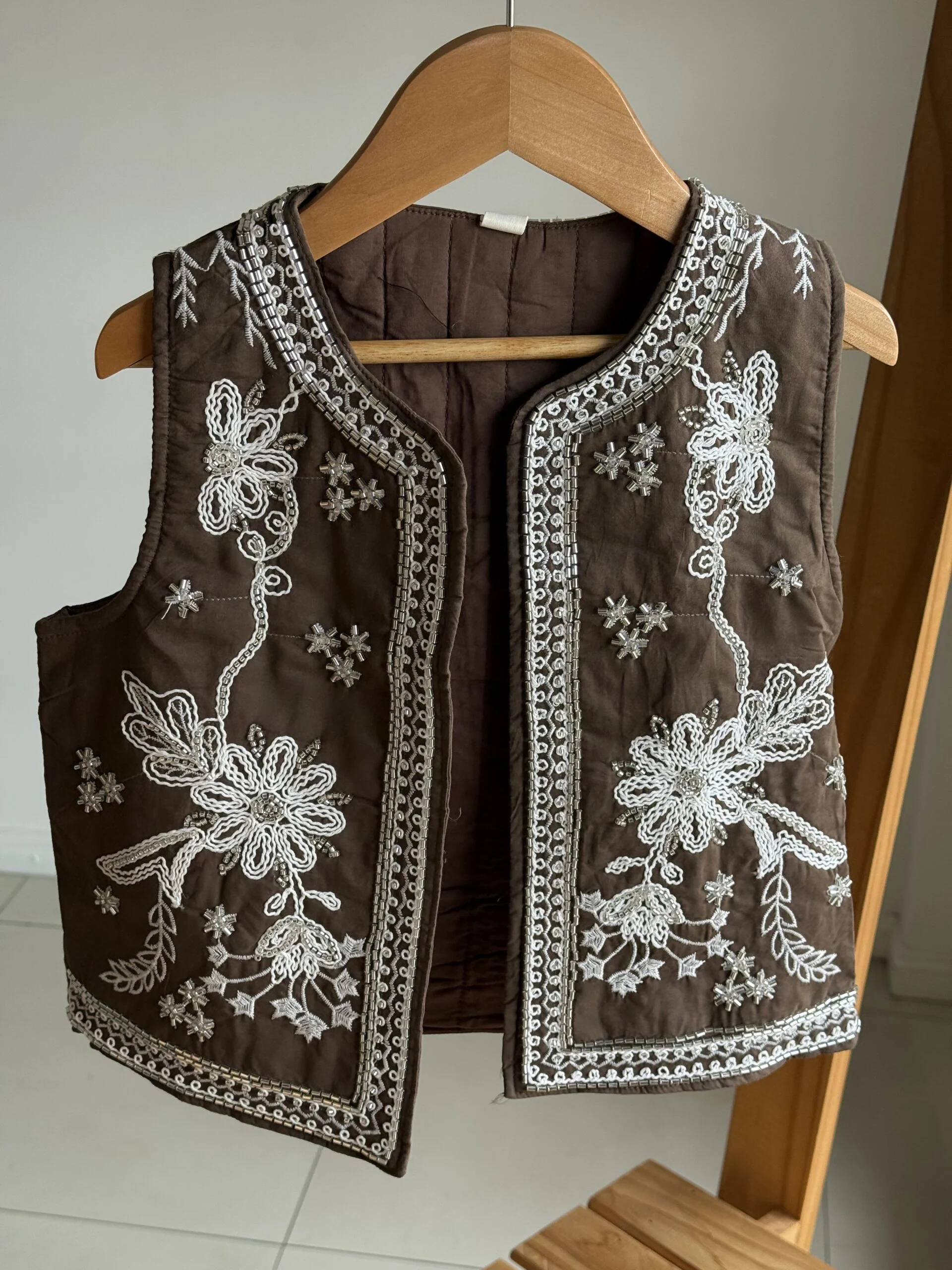 CHALECO BOHO MARRON . LINEA IMPORTADA
