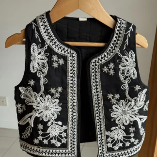 CHALECO BOHO NEGRO. LINEA IMPORTADA
