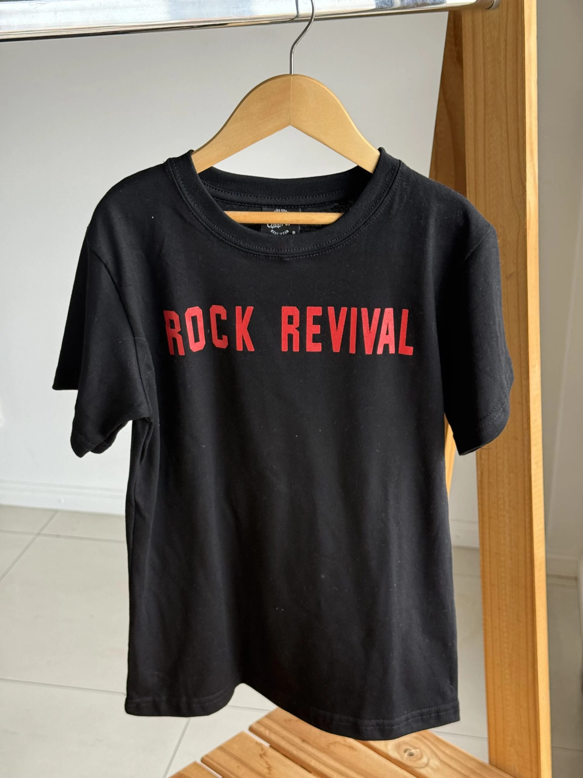 REMERA REVIVAL NEGRA