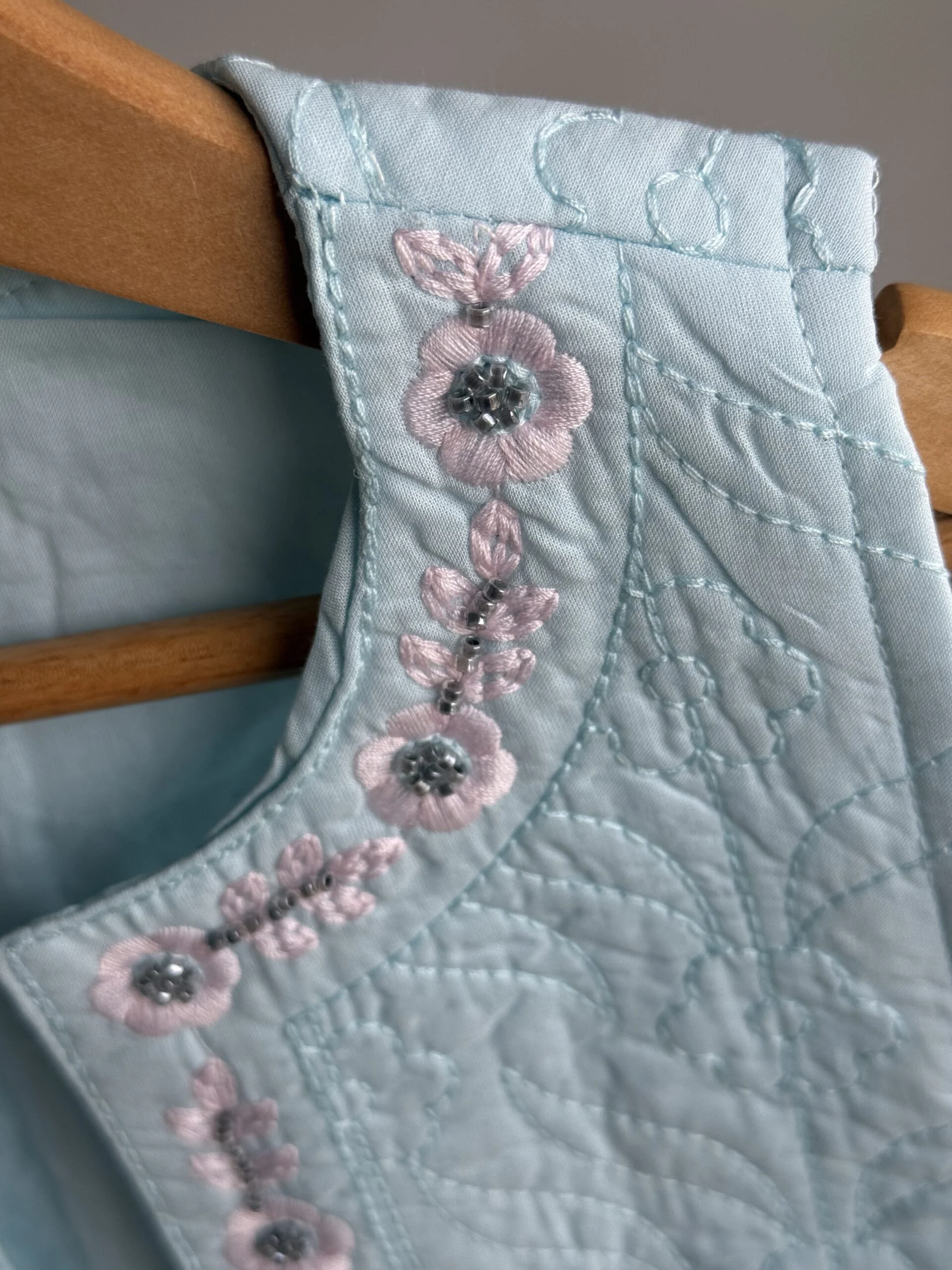 CHALECO FLORAL CELESTE. LINEA IMPORTADA - Imagen 2