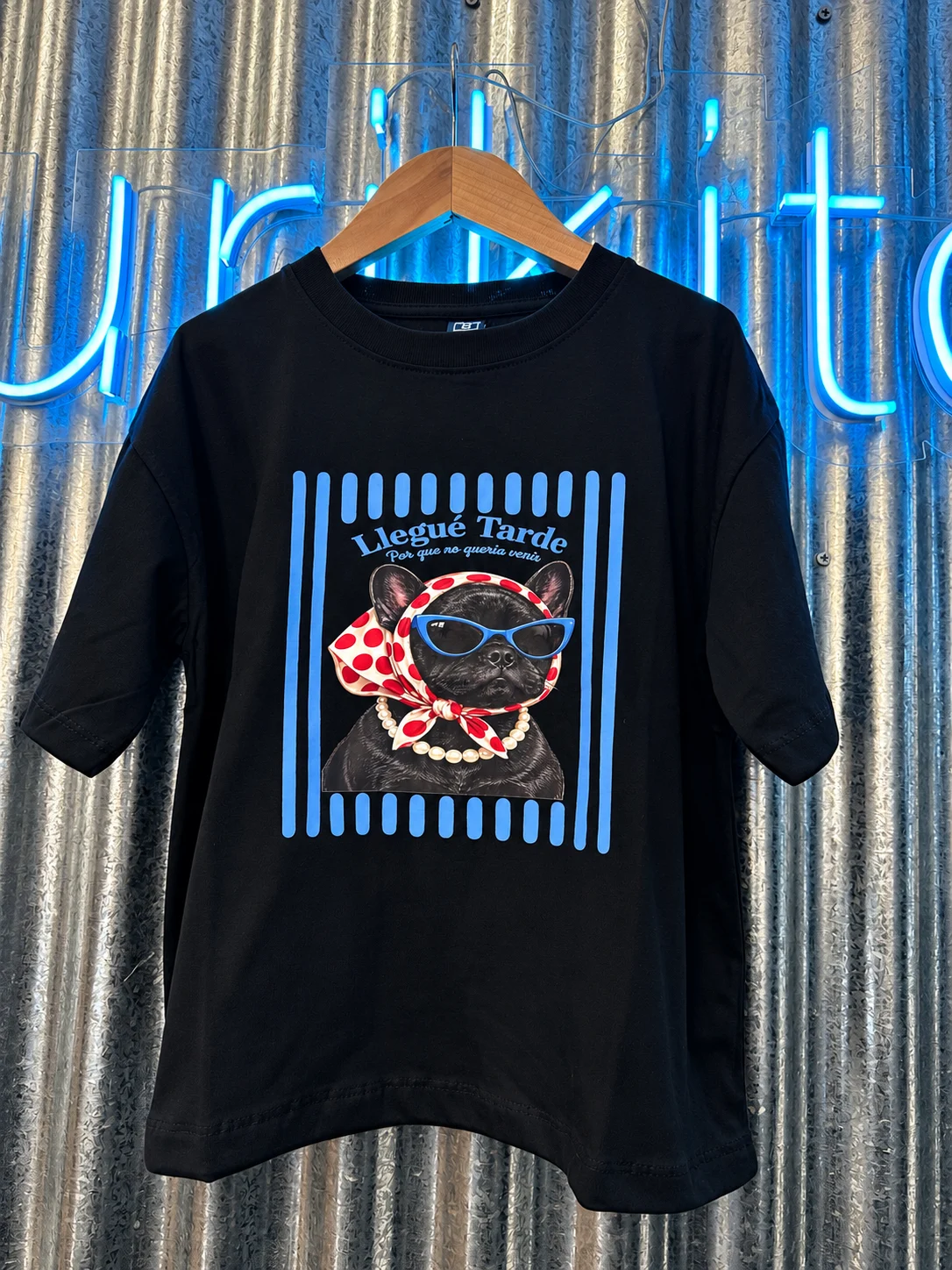 REMERA PERRO GAFAS LLEGUE TARDE NEGRA - Imagen 3