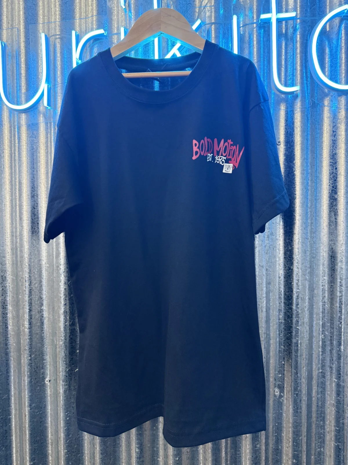 REMERA BOLD MOTION NEGRA - Imagen 2