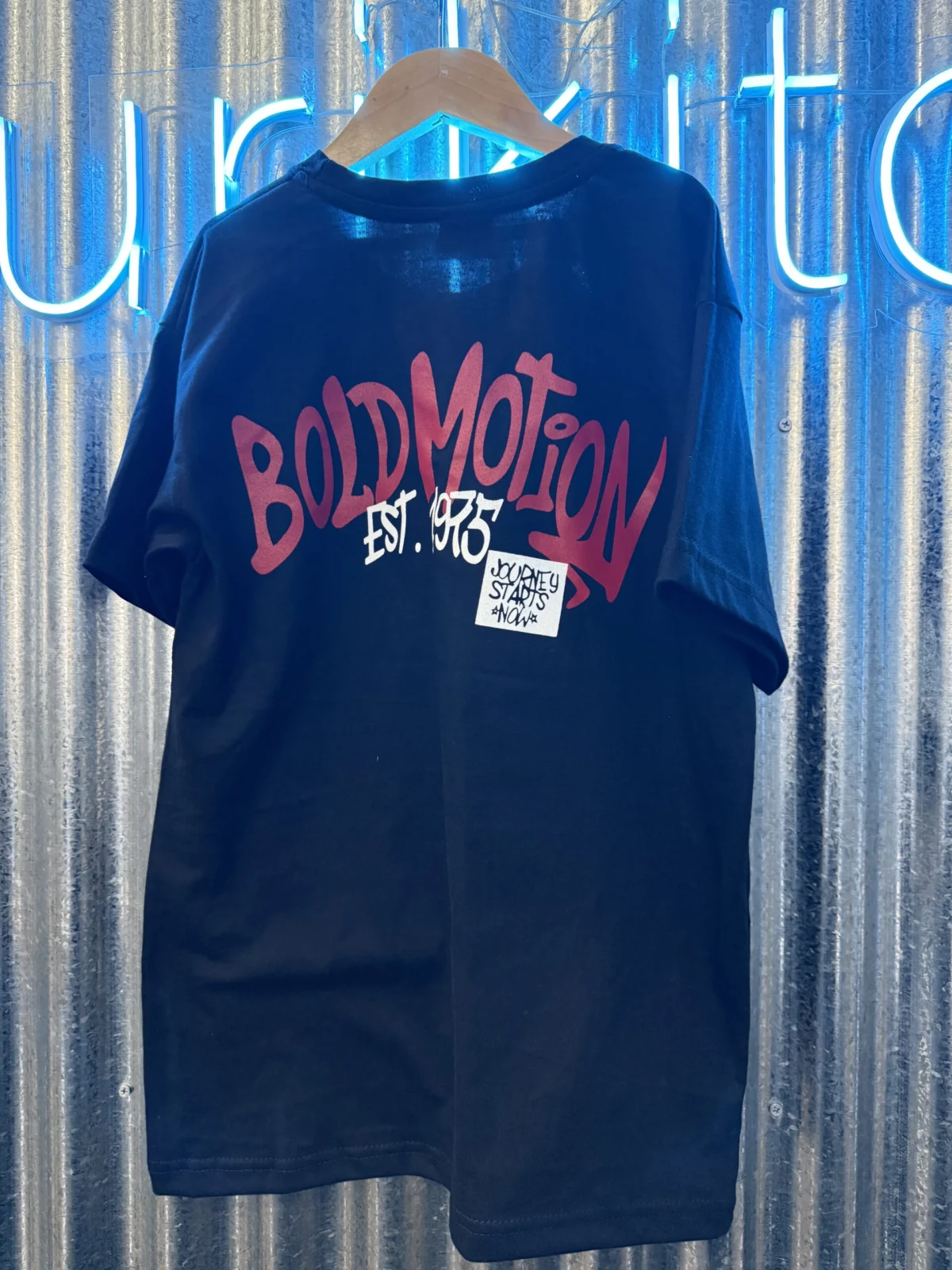 REMERA BOLD MOTION NEGRA