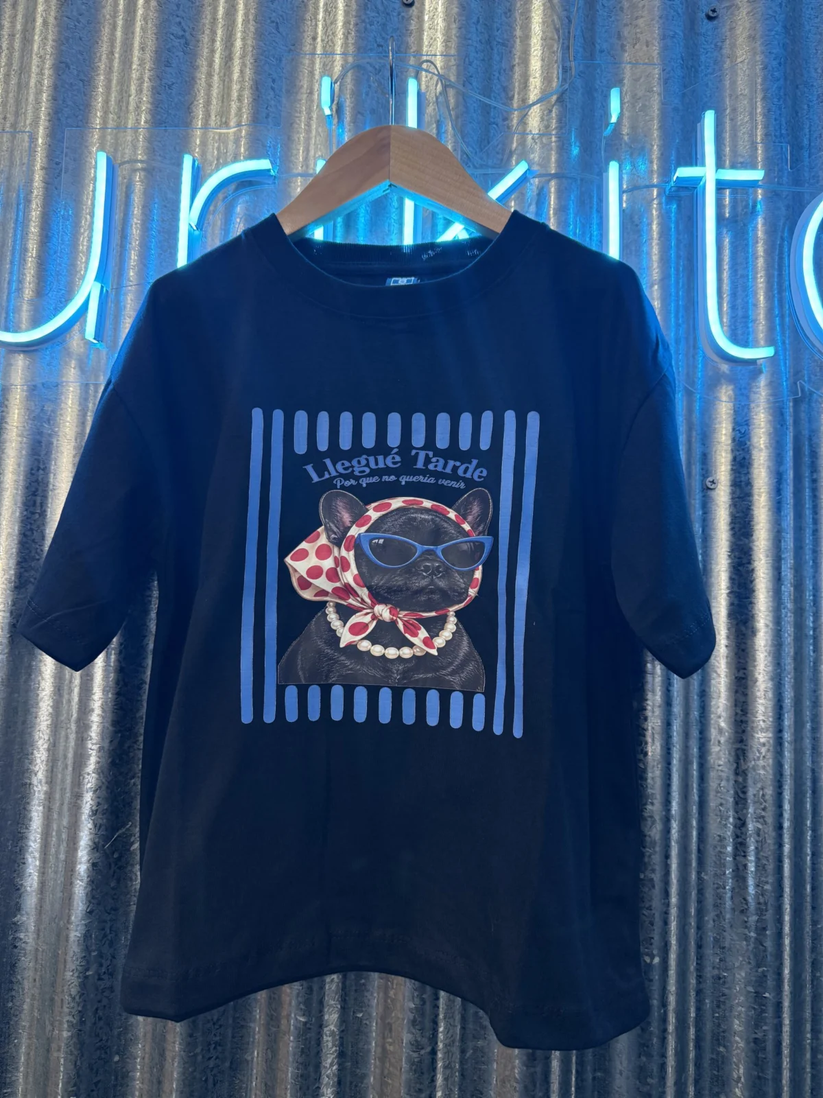 REMERA PERRO GAFAS LLEGUE TARDE NEGRA