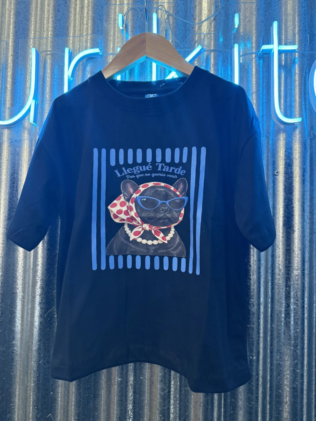 REMERA PERRO GAFAS LLEGUE TARDE NEGRA - Imagen 2