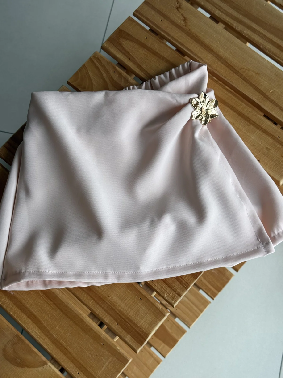 POLLERA SHORT SASTRERA ROSA APLIQUE
