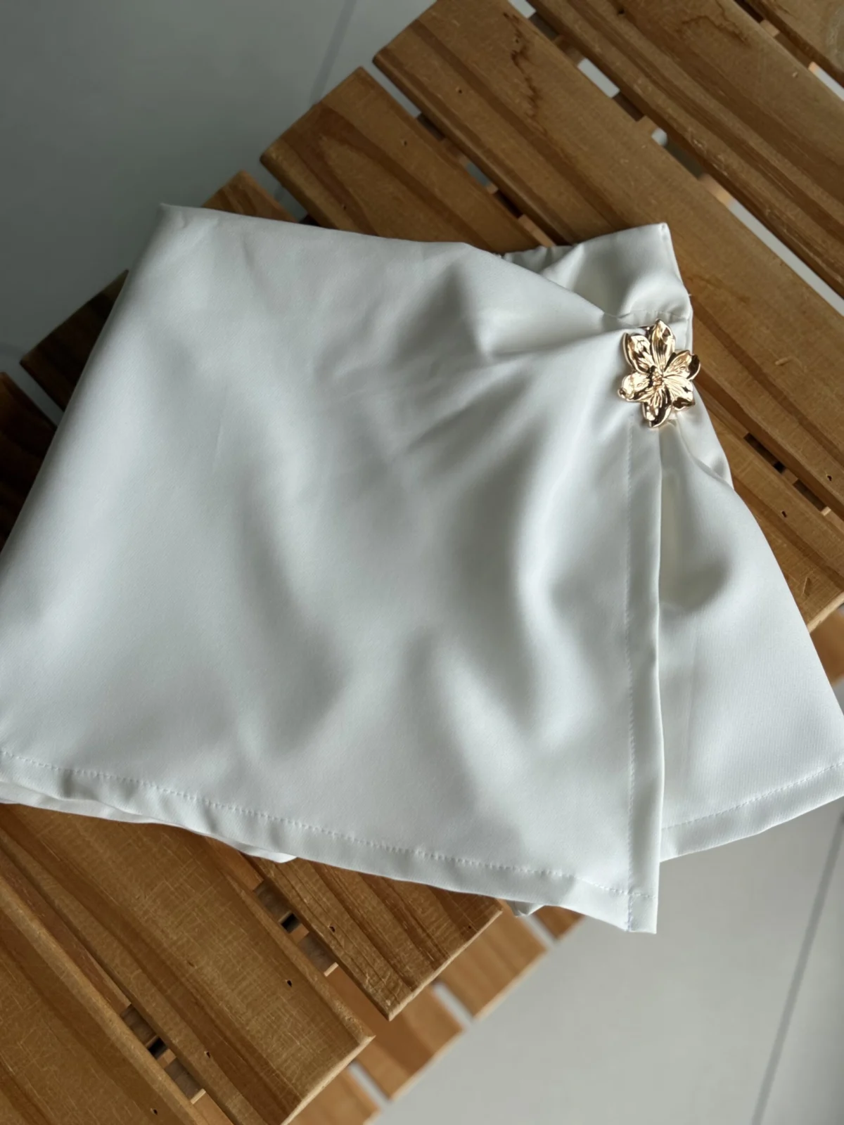 POLLLERA SHORT SASTRERA BLANCA APLIQUE