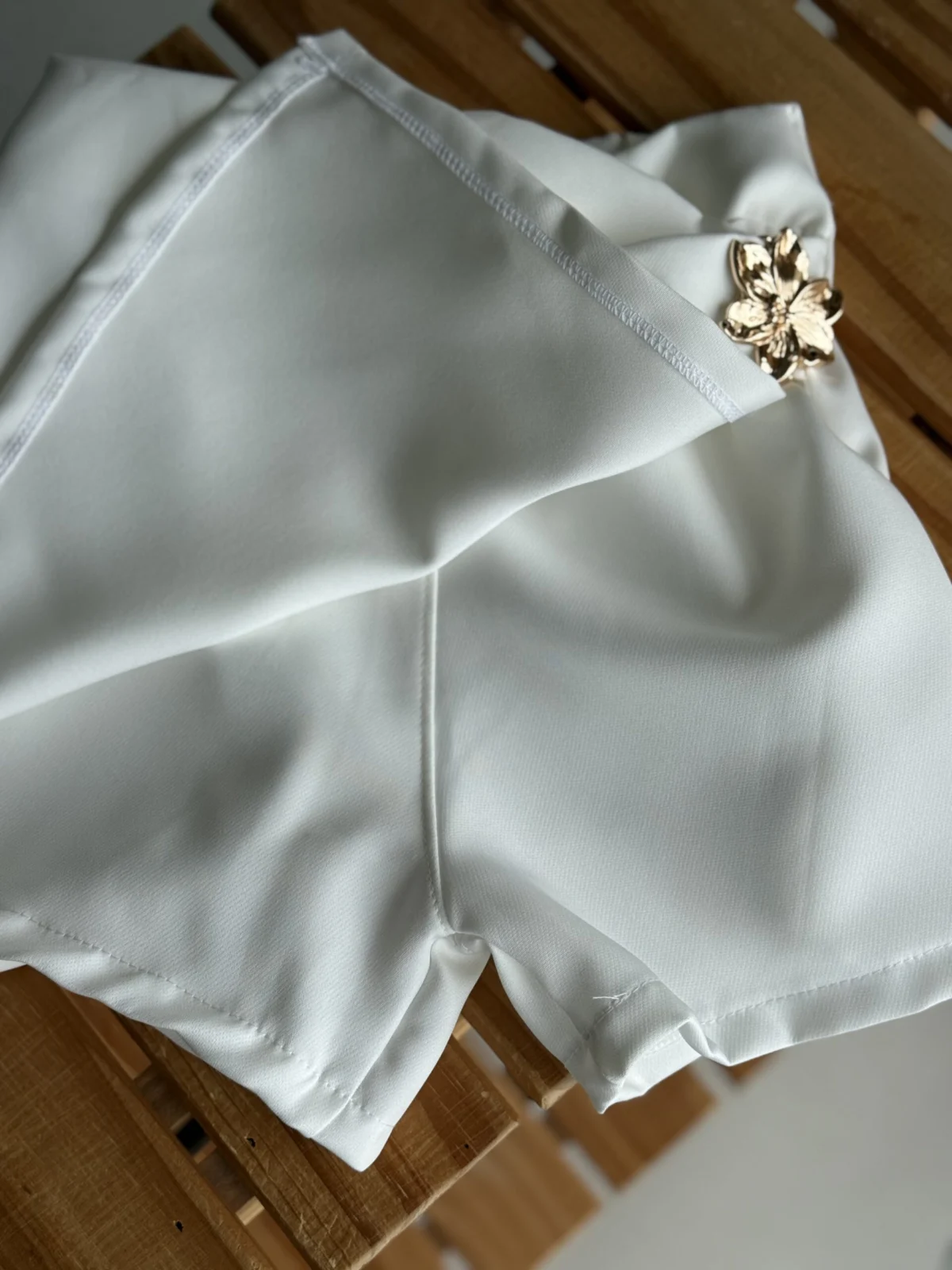 POLLLERA SHORT SASTRERA BLANCA APLIQUE - Imagen 3