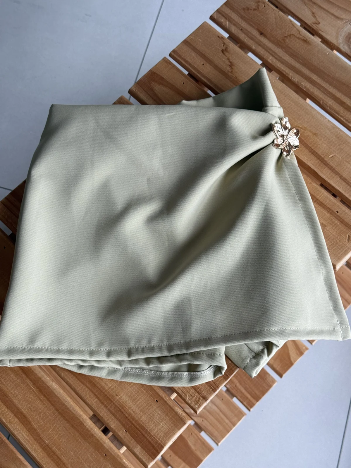 POLLERA SHORT  SASTRERA VERDE APLIQUE
