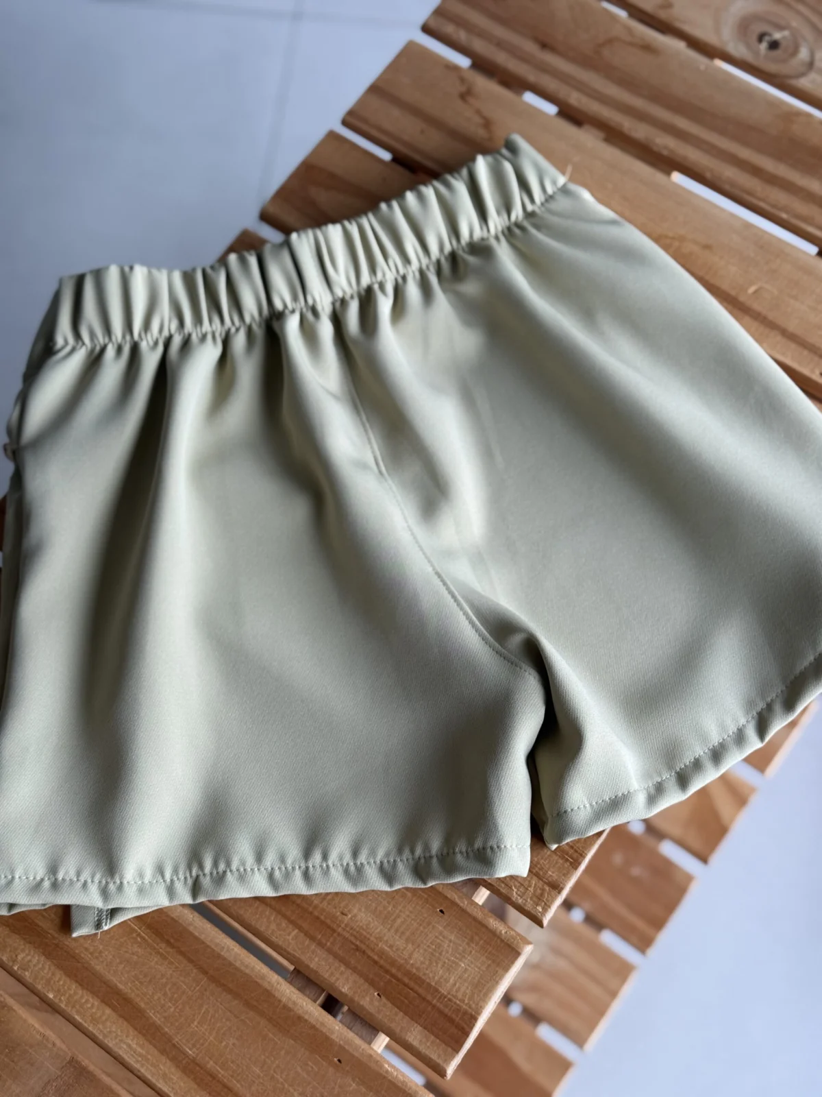 POLLERA SHORT  SASTRERA VERDE APLIQUE - Imagen 3