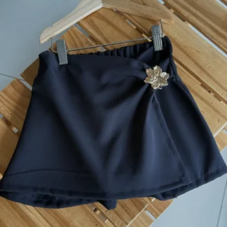 POLLERA SHORT SASTRERA APLIQUE NEGRA