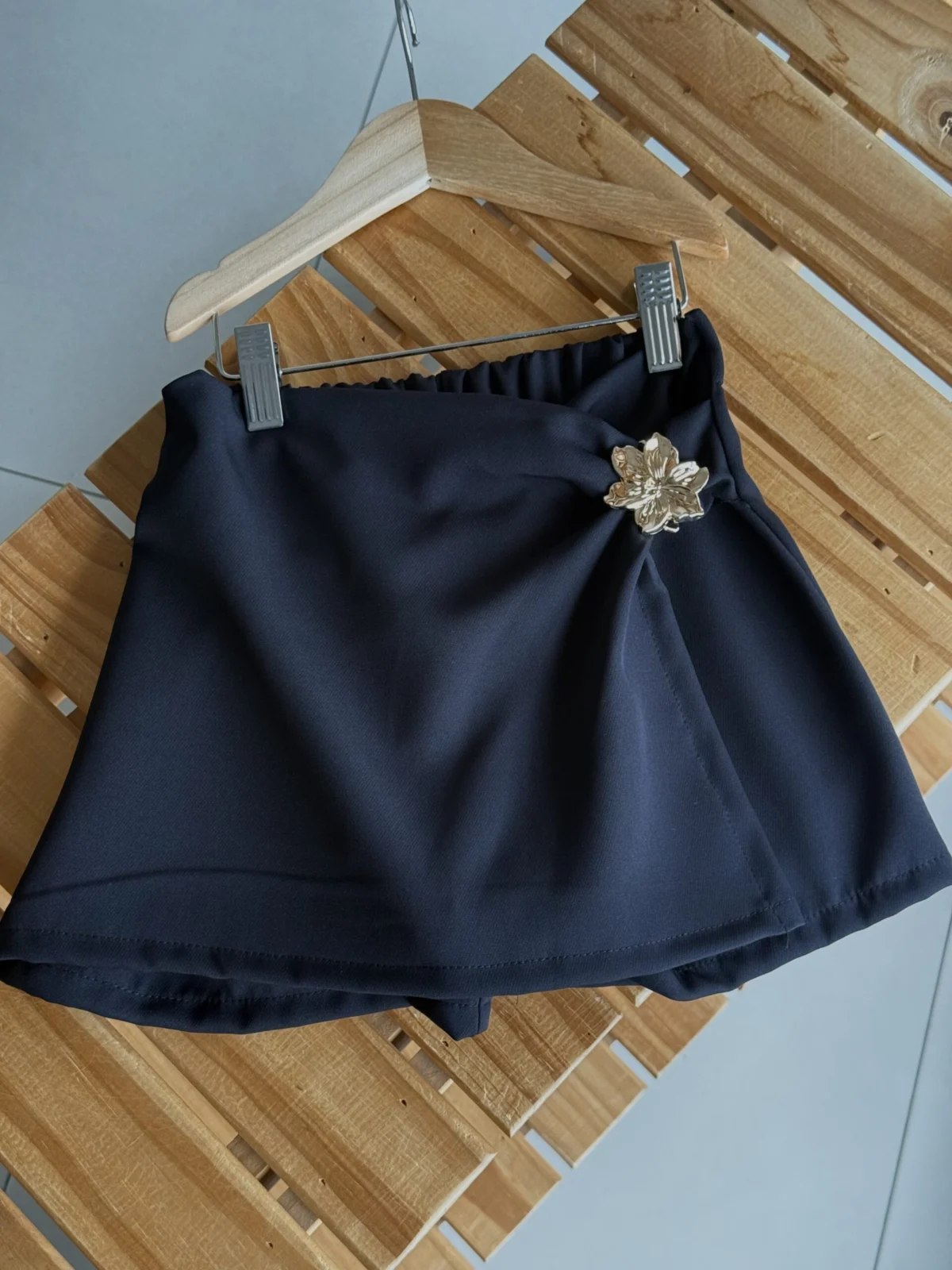 POLLERA SHORT SASTRERA APLIQUE NEGRA