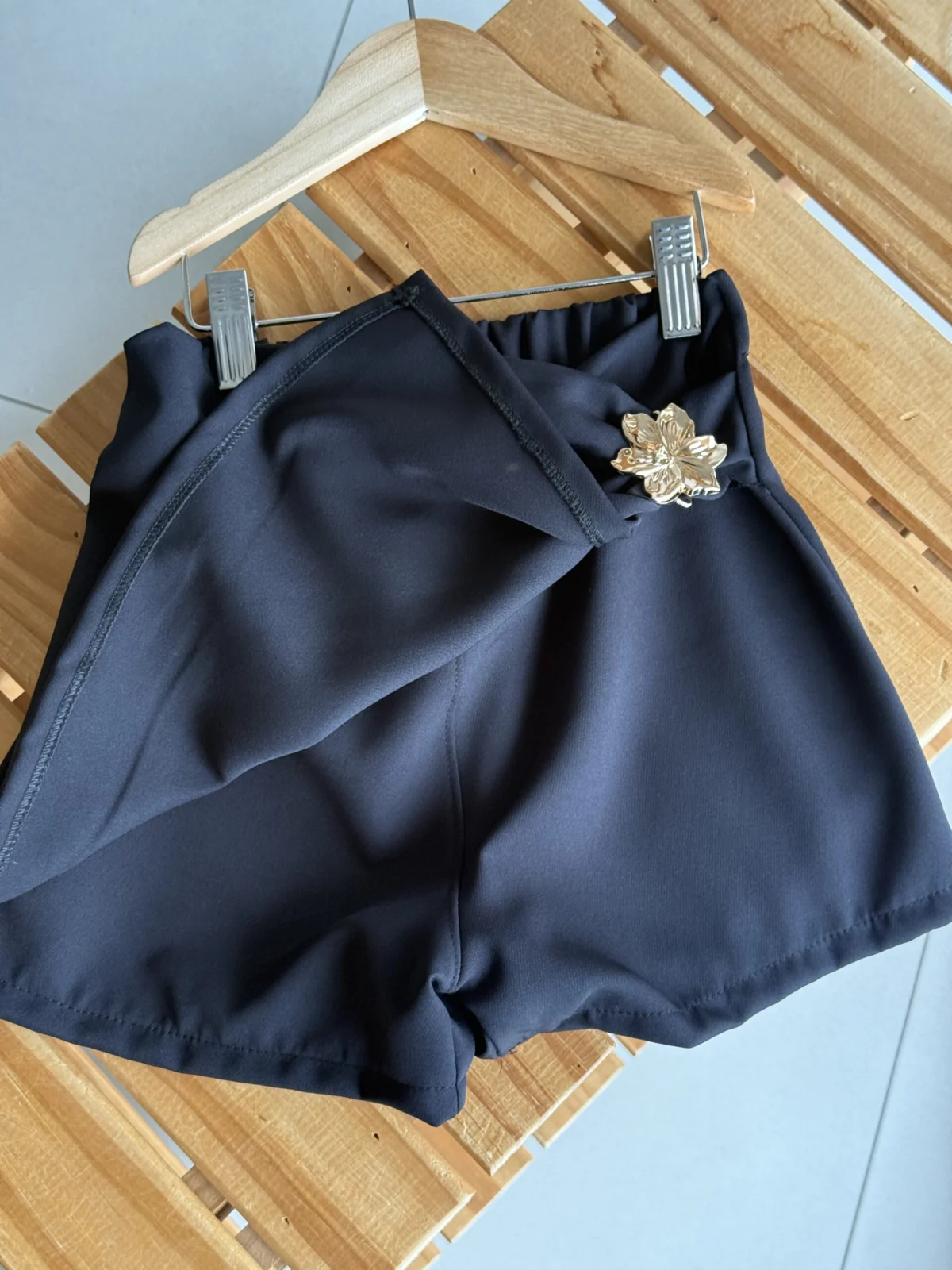 POLLERA SHORT SASTRERA APLIQUE NEGRA - Imagen 3