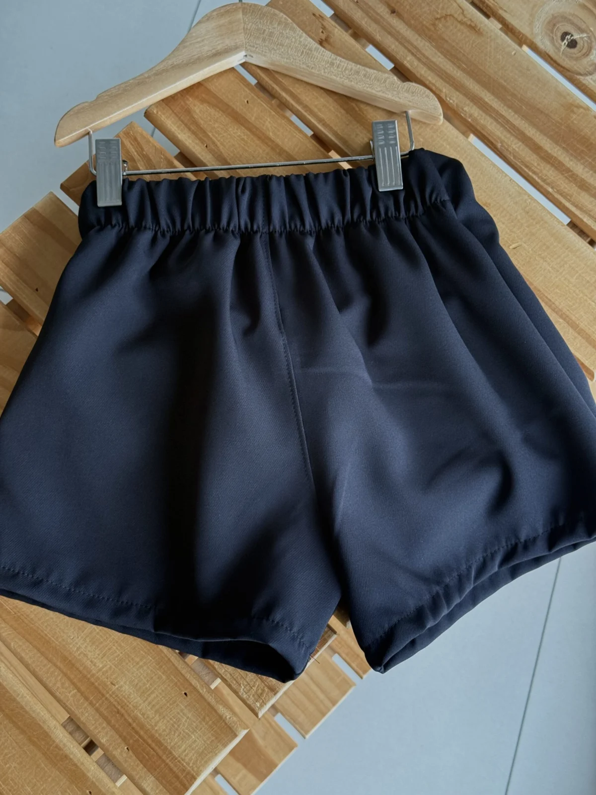 POLLERA SHORT SASTRERA APLIQUE NEGRA - Imagen 4